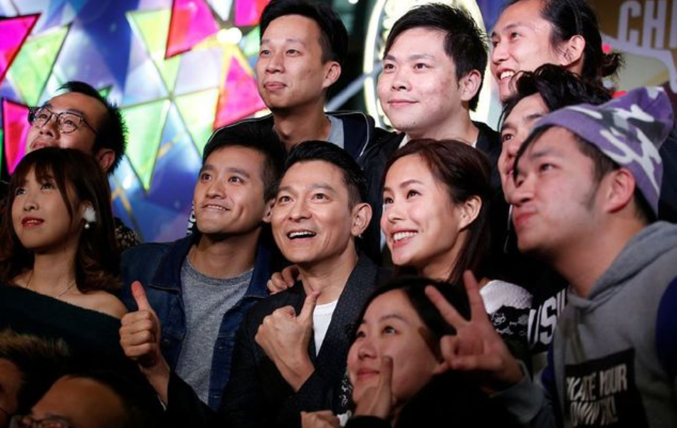 刘德华|刘德华庆祝61岁生日,皱纹深邃戴老花镜,嘴唇泛白气色不佳引担忧