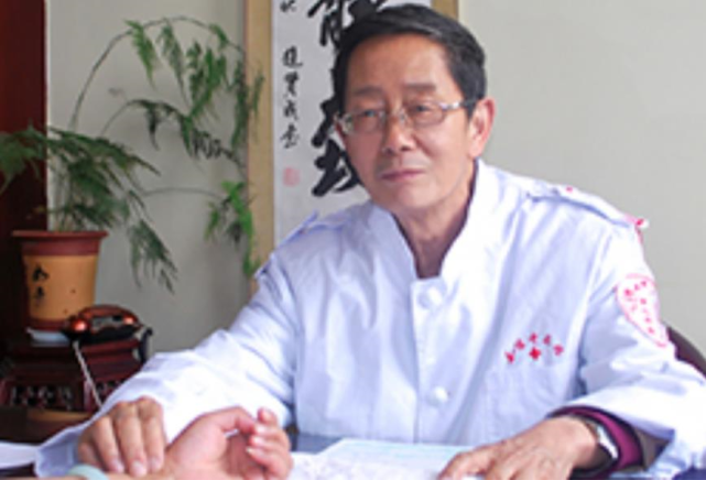 排便|名医施慧,行医40余载,在中医男科、妇科、皮肤科领域颇有建树