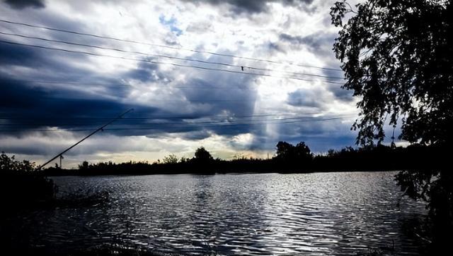 遮阳伞|这位钓友拔新坟花圈当遮阳伞，惊愕之余深思：钓鱼人的底线在哪？
