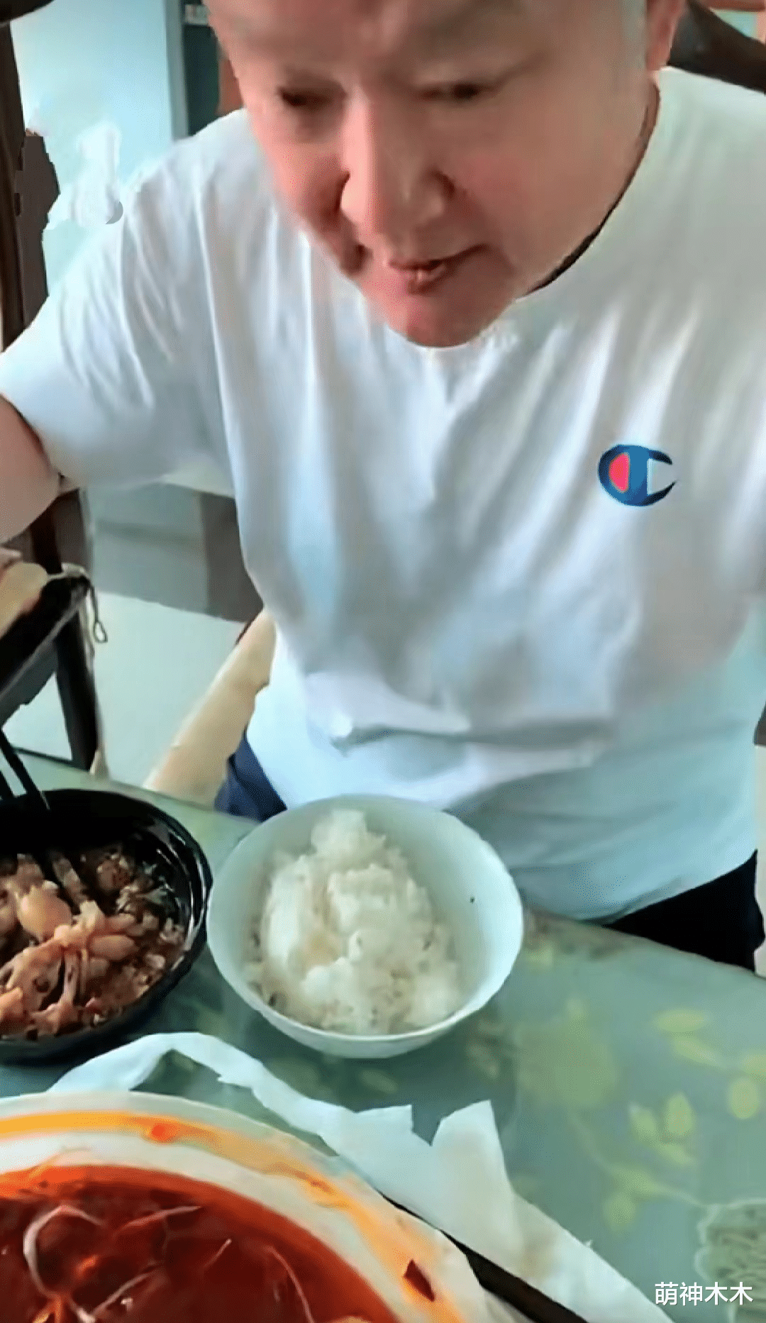 欧阳奋强|58岁贾宝玉扮演者近况曝光,做核酸吃外卖无人识,满头花白气色好