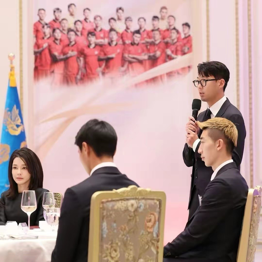 金建希 韩国总统夫妇为国足设宴！金建希穿小黑裙又惊艳了，为孙兴憨敬酒