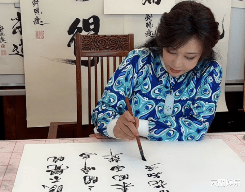 张铁林|老戏骨张铁林直播卖字惹争议!自称平时10万一幅,现仅需1688元