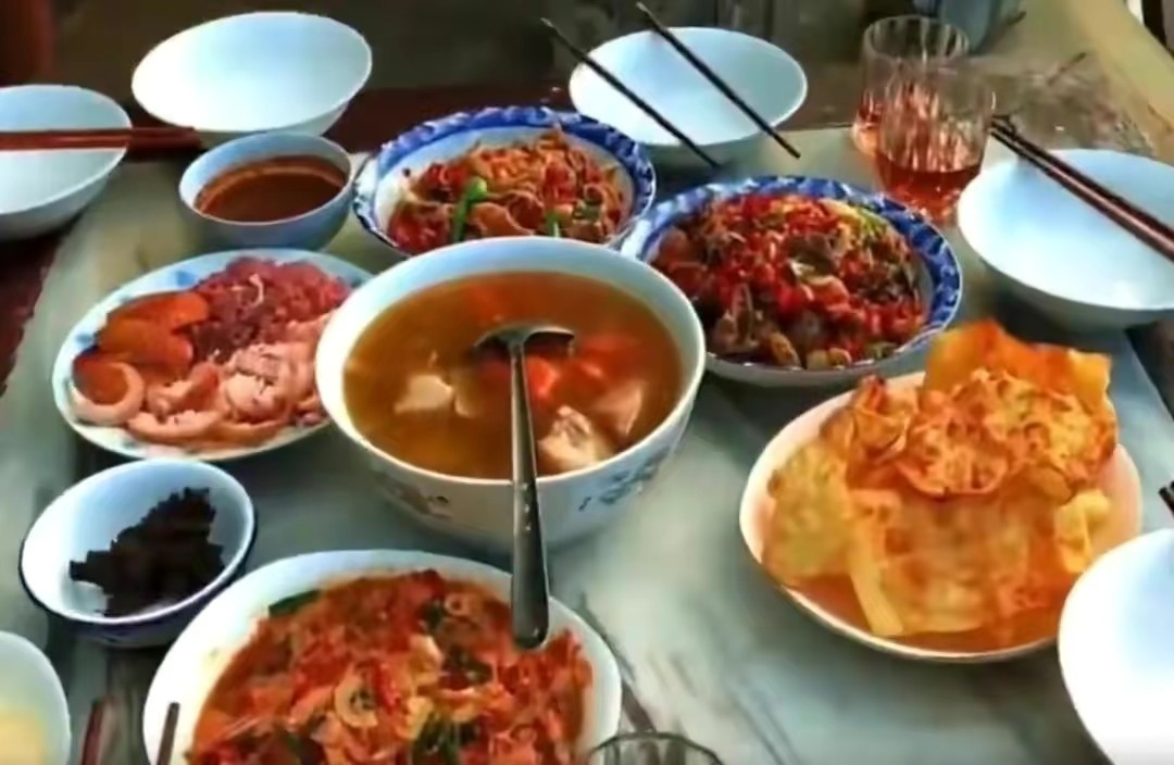 杨丽萍|63岁杨丽萍和母亲湖边吃饭，十厘米长指甲抢镜，每年保养花费18万