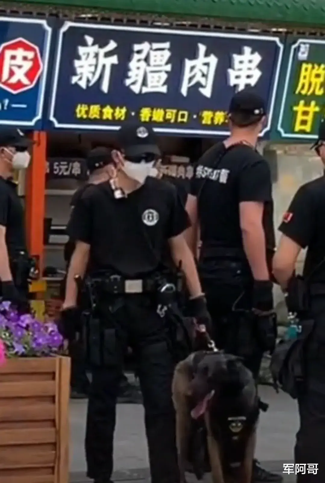 自唐山五虎事件后,山西平遥特警夜市巡查,网友们看到后纷纷说:太有安全感了!