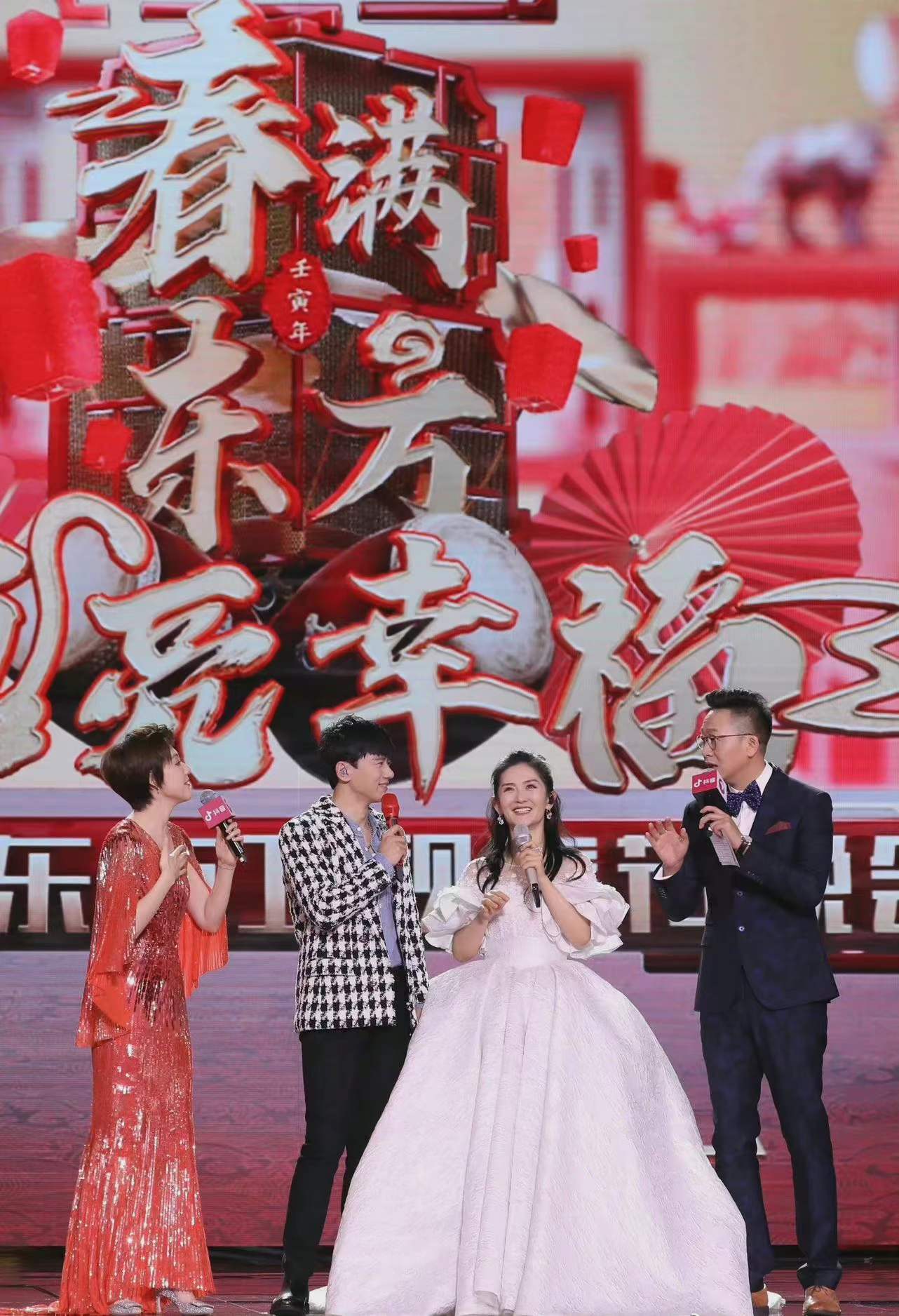 谢娜|谢娜参加东方卫视春晚！不仅不主持新“快本”，还退出湖南卫视？