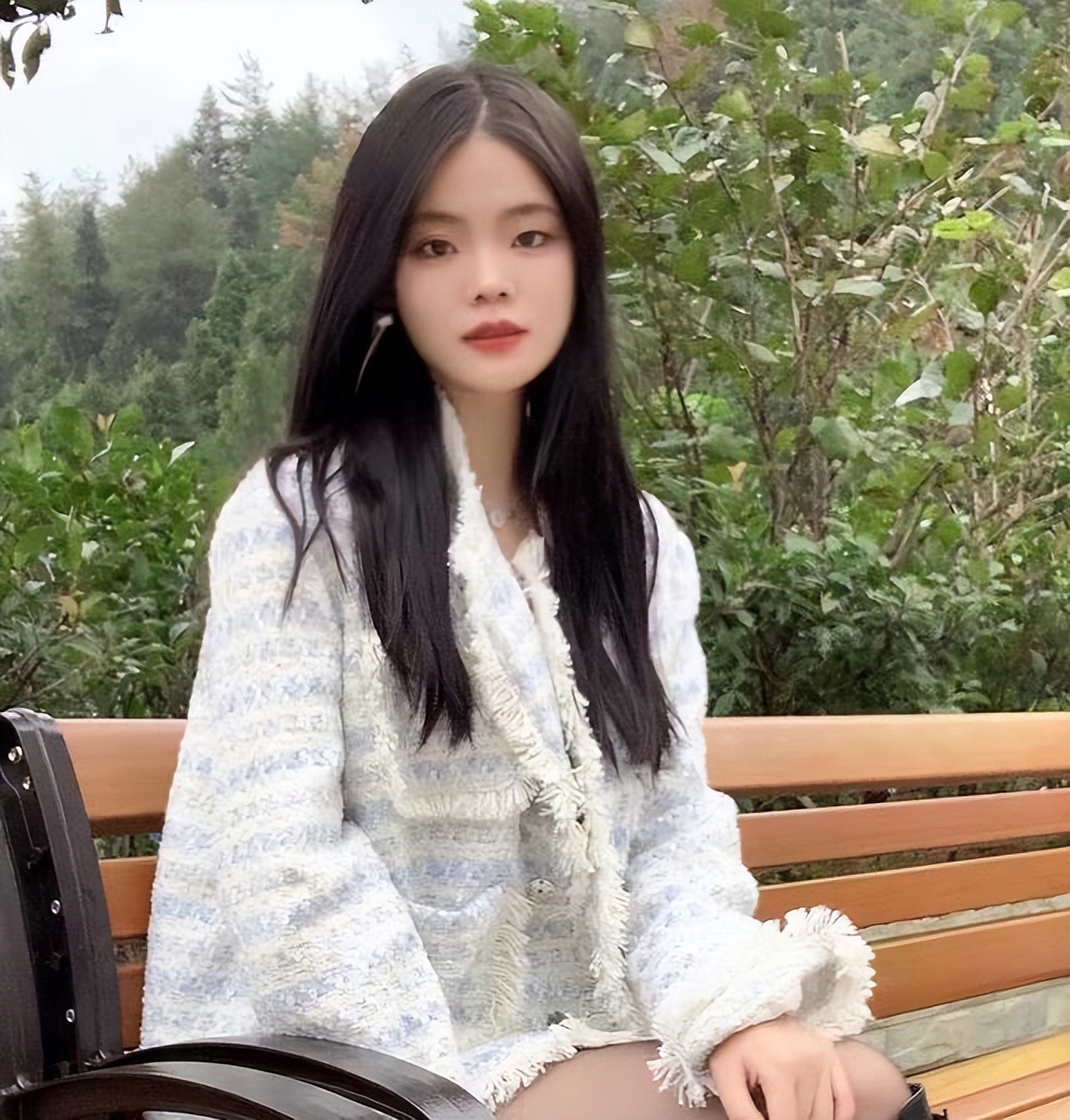 00后女孩殡葬专业毕业,吃住在墓地,每月三四千,网友表示太羡慕