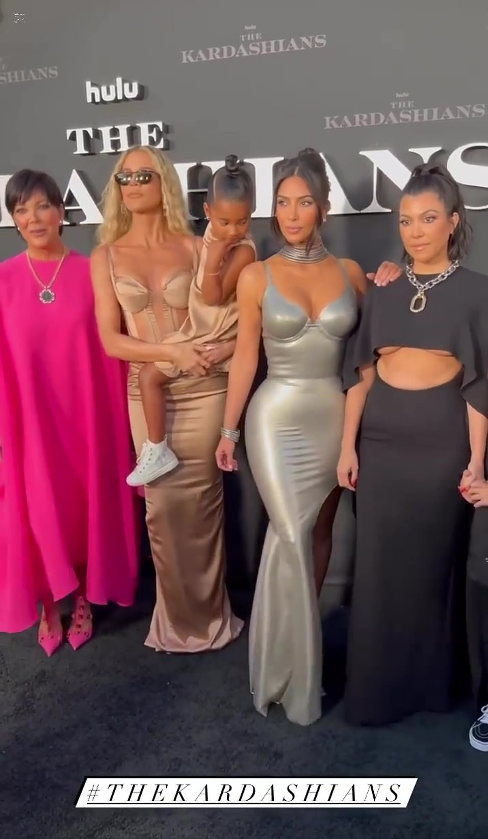 写真|卡戴珊一家闪耀真人秀红毯!金姐乳胶裙快要撑爆,勒出一尺7细腰