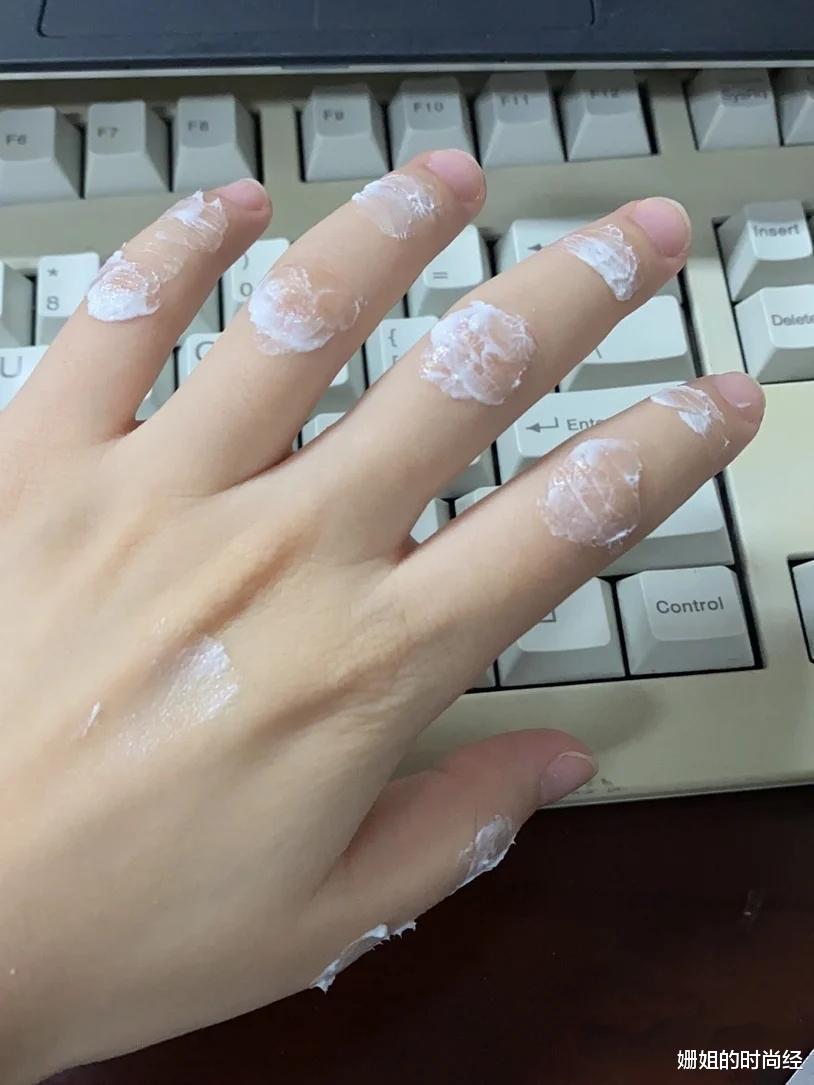 明星 “手脸不符”的明星，看脸18岁，看手30岁，一双手有多暴露年龄？