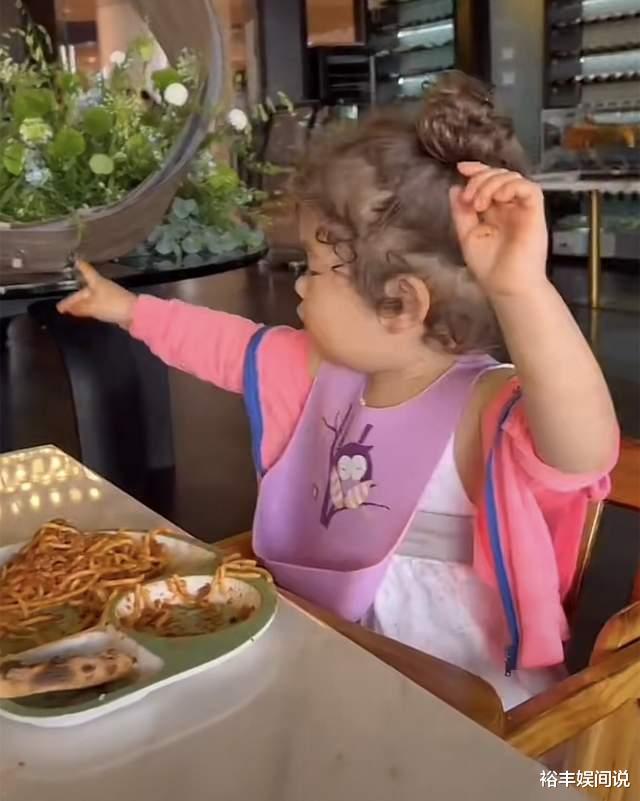 徐亚洲|徐亚洲携妻子聚餐！两个外孙女容貌曝光，一个卷发一个正常黑发