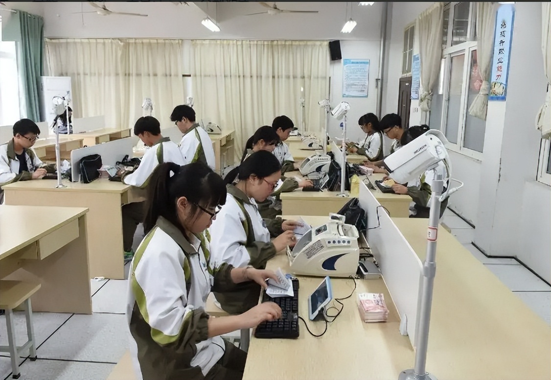 江西|重庆15岁男孩被同学一刀致命，只因美发课发生口角，学校难逃干系