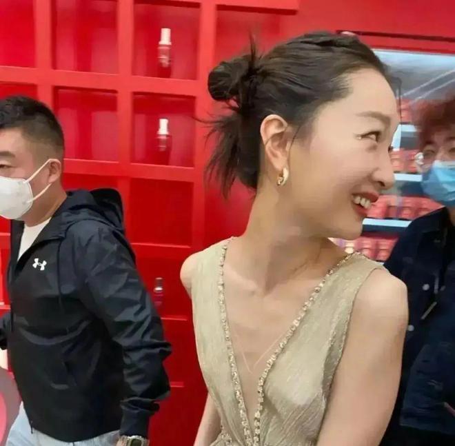 生图|镜头前美艳，真人干瘪，头大肩窄，排骨胸，这11位女星反差太大