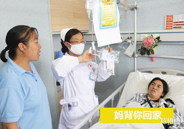 女子被家暴致残，卧床半年无人问津，老母亲千里赶去：妈背你回家