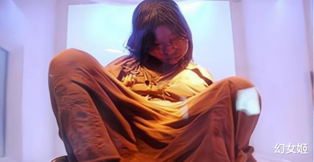 被冰封500多年的少女，面容沉静如同睡着，医生检查后：她很危险