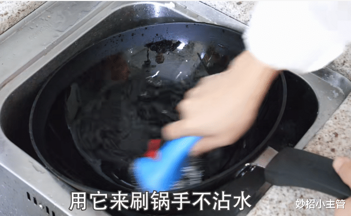 洗衣液瓶不要扔,切几刀后放在卫生间,家人都抢着用,简直太方便