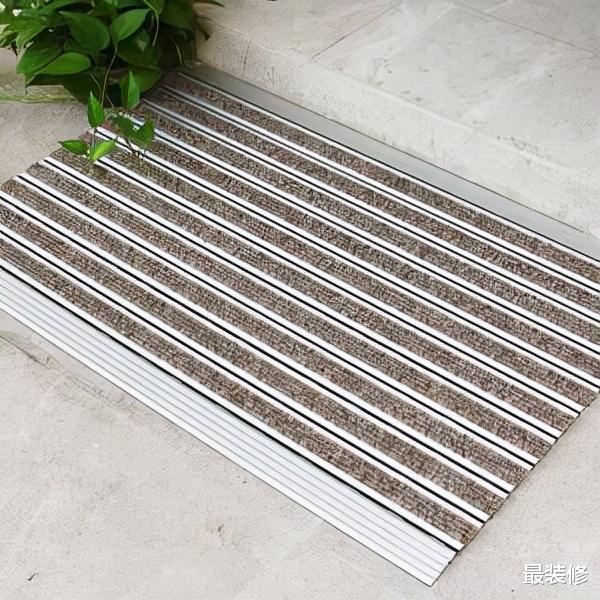 门口除了放地垫，还能放什么？这种做法虽然少见，但很实用！