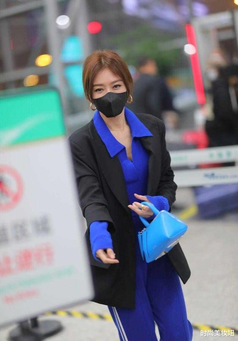 秦岚|秦岚也太会穿了吧！一身亮蓝色配黑色西装，不土反而高级洋气