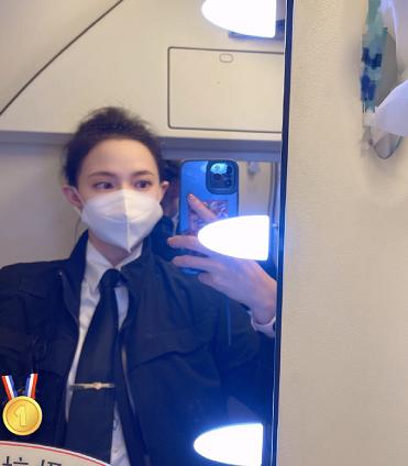 成龙|68岁成龙索要空姐地址!女方颜值高,不输林凤娇,贴身合影显亲密