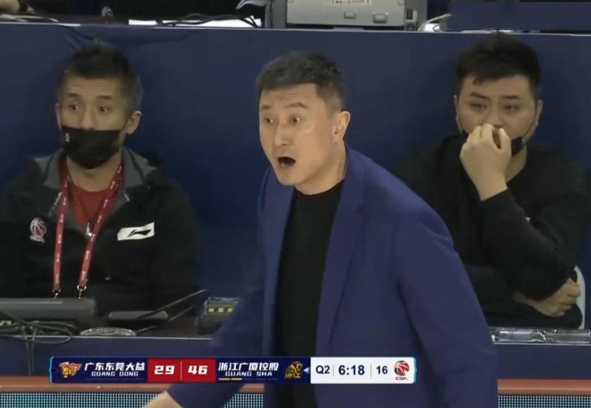 吉奥瓦尼·莫雷诺|不容挑衅！杜锋走出指挥区，CBA名哨吹技犯，他骂骂咧咧回去坐好