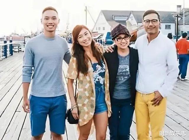 戚美珍|60岁戚美珍好潇洒!携老公与徐静蕾聚会,美颜后老态尽显都无所谓