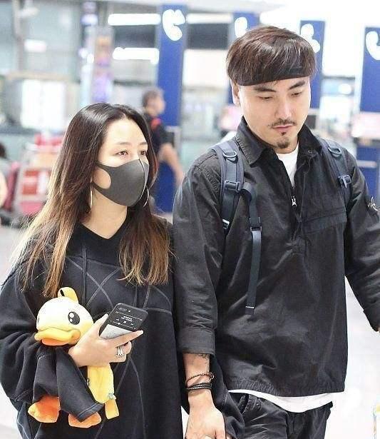 何洁|和李宇春同台竞争的何洁为何上不了浪姐?红毯摔跤摔上热搜