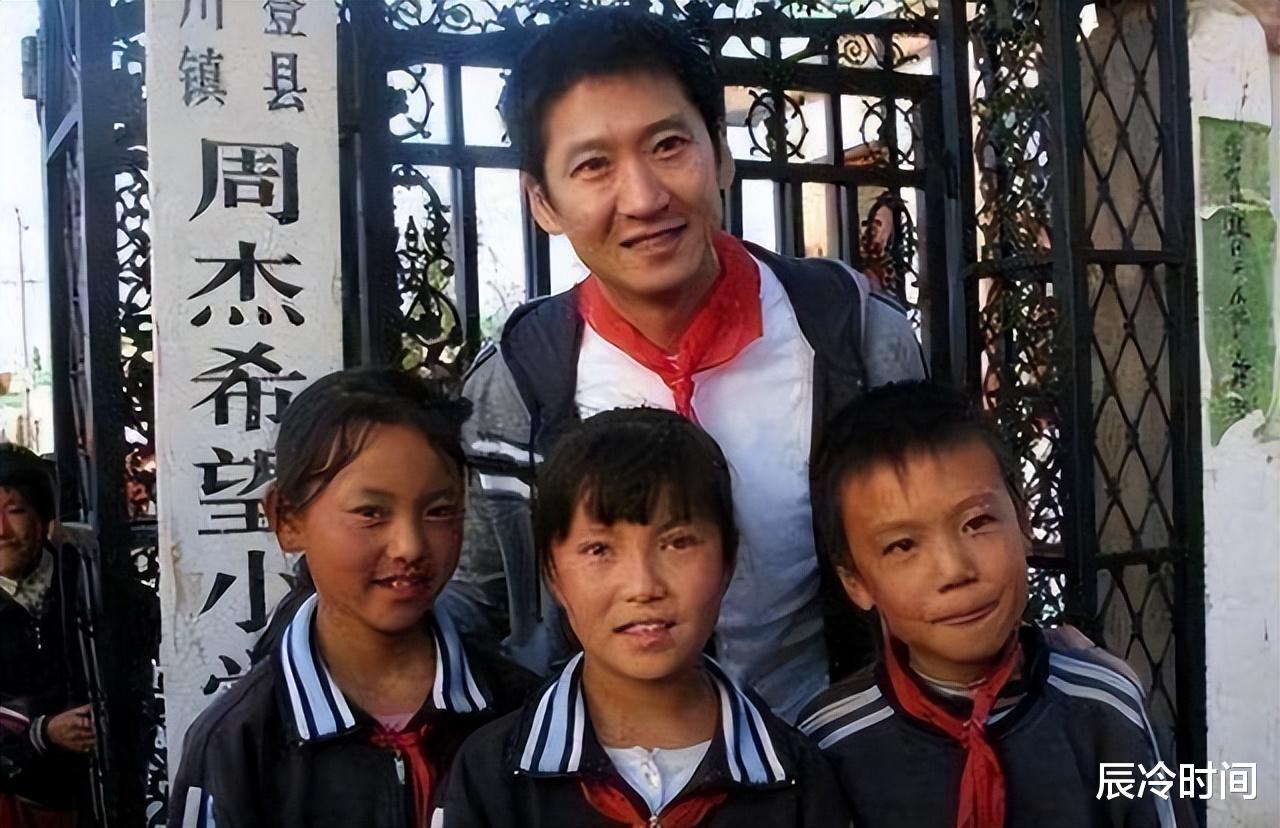 周杰|52岁周杰靠种米身价过亿，出门必戴帽子口罩，隐忍多年才大彻大悟