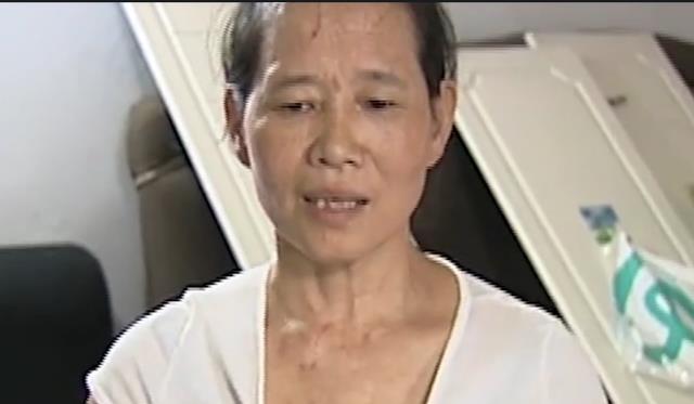 55岁老母亲被儿媳打伤,儿子帮老婆不帮她,老伴直言:她活该被打
