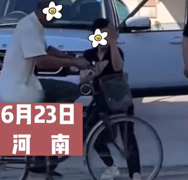 男子表演“叶问蹲”,大爷骑车直接碾压过去,男子疼得跳脚不敢拦