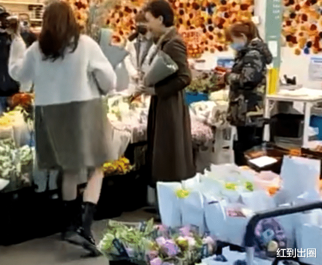 殷桃|53岁杨澜逛花市被众人围观,身旁殷桃露出大白腿,未戴口罩引争议