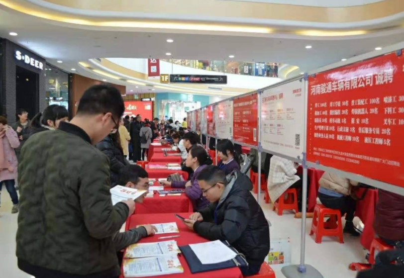 女大学生|女大学生创业失败住桥洞,寒风中不忘学习,但小细节“出卖”了她