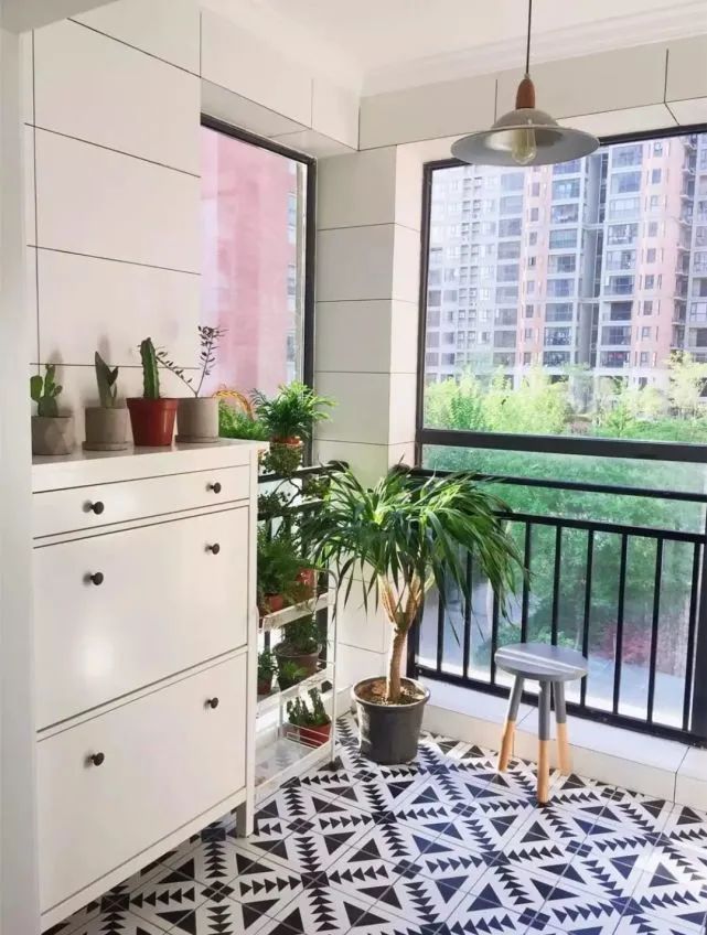 太神了!在阳台上这样贴瓷砖,面积立马扩大!