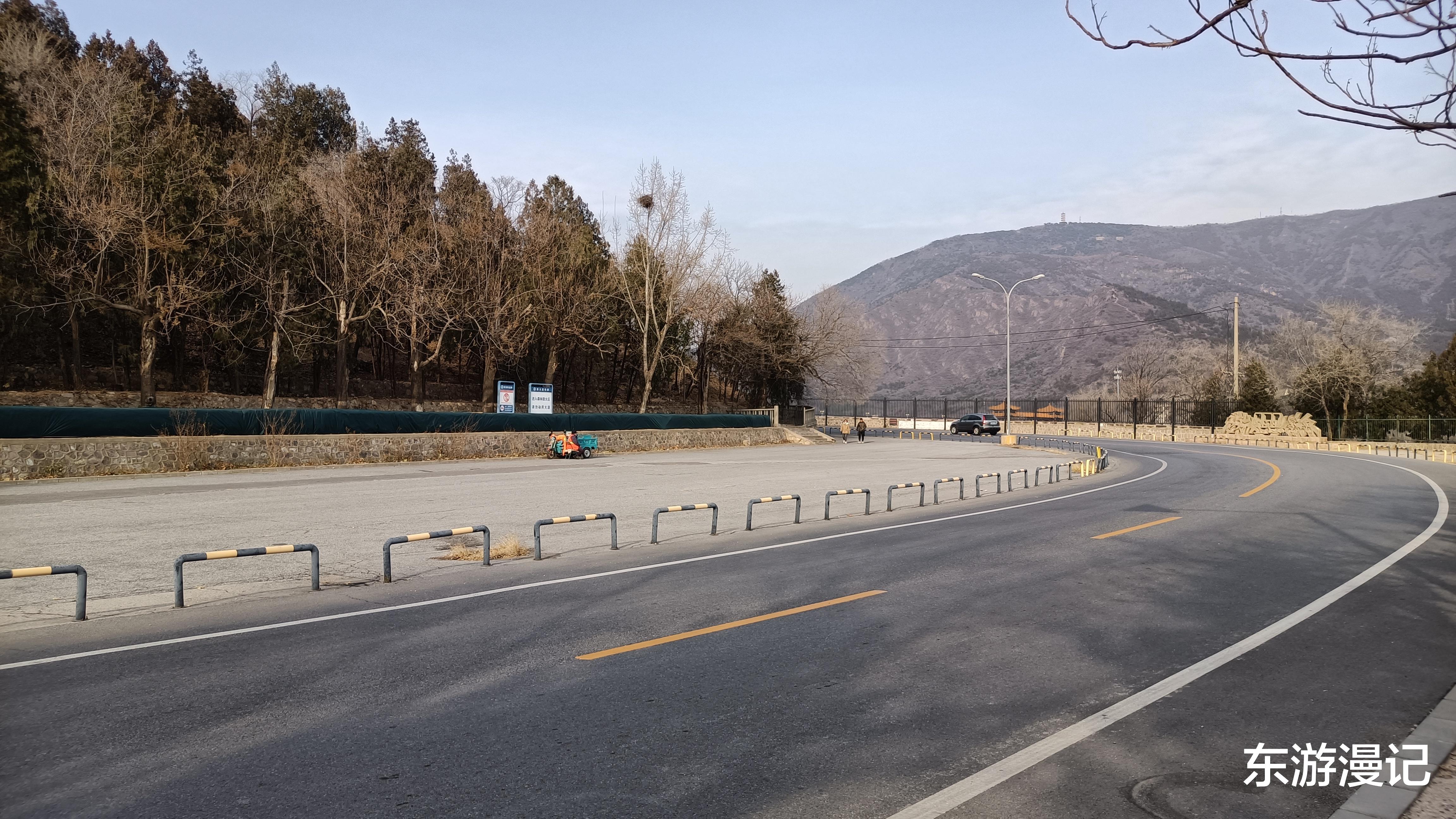 星期五下午登上山顶,俯瞰十三陵水库全貌
