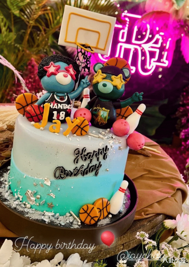 周杰伦|周杰伦晒出昆凌孕照，官宣妻子怀三胎，疑似小S的预言得到印证