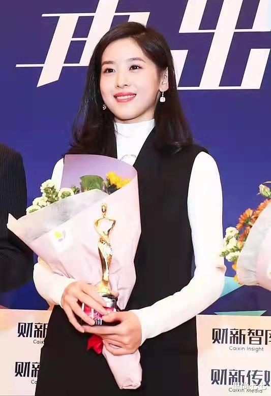 穿衣搭配|从奶茶妹妹到豪门阔太,章泽天改变的不只是身份,穿搭审美更知性