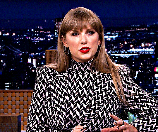 周迅|周迅拍大片又被嘲？！网友无奈：人是美的，拍的什么玩意儿…