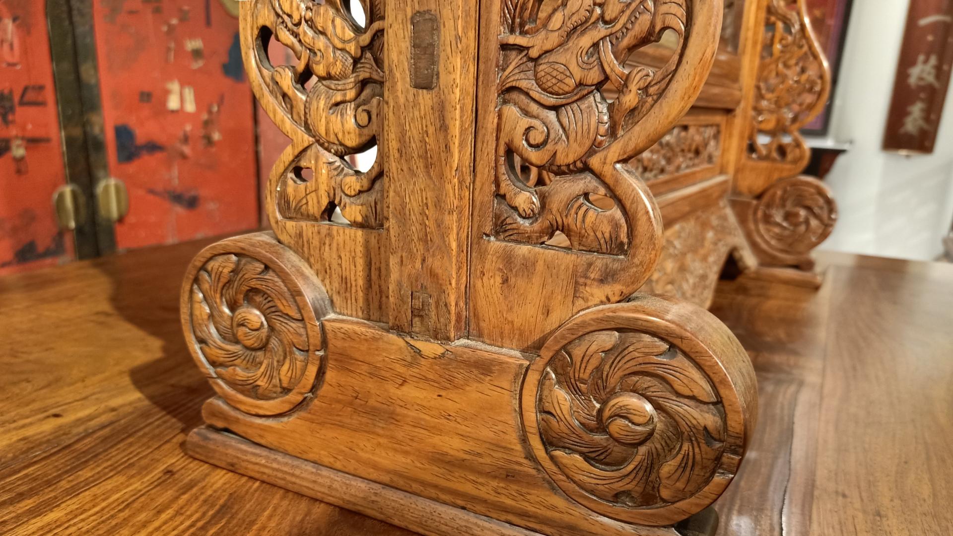 |螭纹配草龙，黄花梨嵌绿石插屏板足落地