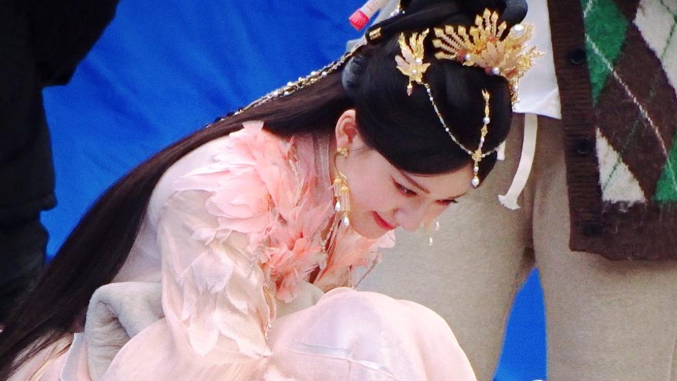 赵露思|《神隐》赵露思粉衣造型好嫩！和李昀锐更有CP感，侧颜像极白鹿！