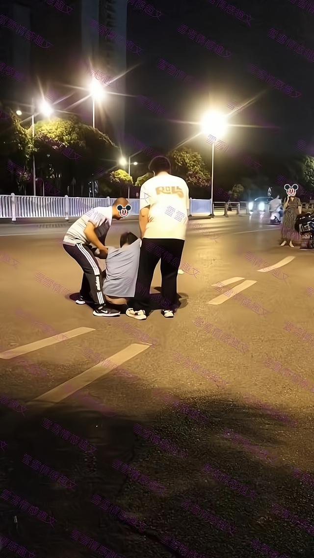 男子喝醉酒瘫坐在马路中间,妻子束手无策,唤来两个弟弟扶他回家