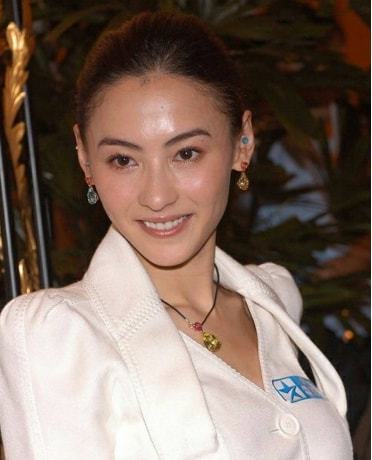 发型 贴头皮是检验女明星的唯一法宝，敢梳这个发型，都是真美人！