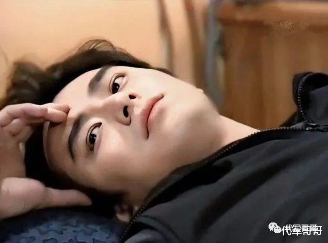 |一婚娶美女演员，二婚娶圈外美女，如今48岁婚姻生活很幸福