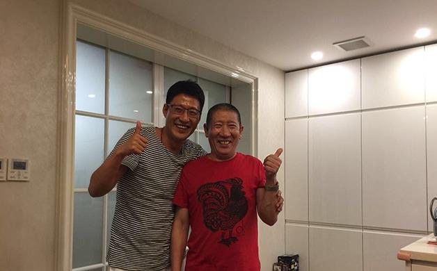 参观于震住的豪宅，住着老旧普通的房子，养5个孩子压力太大了