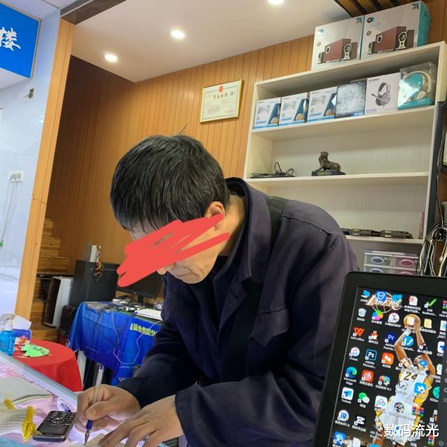 |大叔手機(jī)壞了，修好我沒有收錢被誤會(huì)，大叔：你對(duì)肯定動(dòng)了手腳！