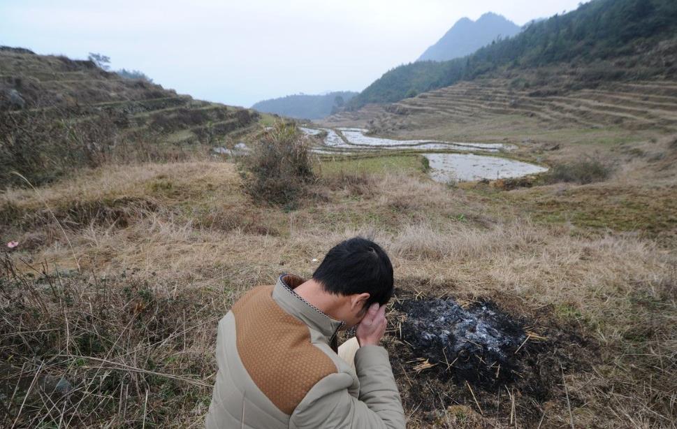 东北大叔中2次500万,挥霍一空后入狱,出狱时为何还有千万身家