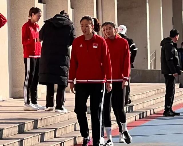 76人队|女排训练营再有新照，刁琳宇、高意、郑益昕亮相，丁霞动作太搞笑