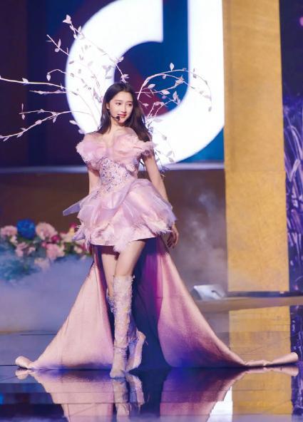 颖儿|六大卫视春晚:Baby客串主持,张碧晨华晨宇隔台相望,吴莫愁复出