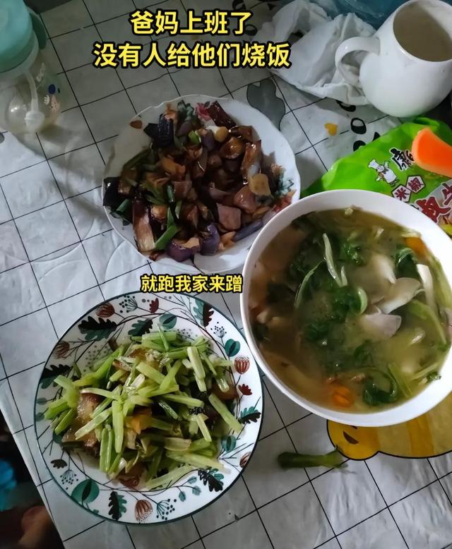 小伙不上班,买不起空调,带女友去父母和姐姐的出租屋蹭吃蹭空调