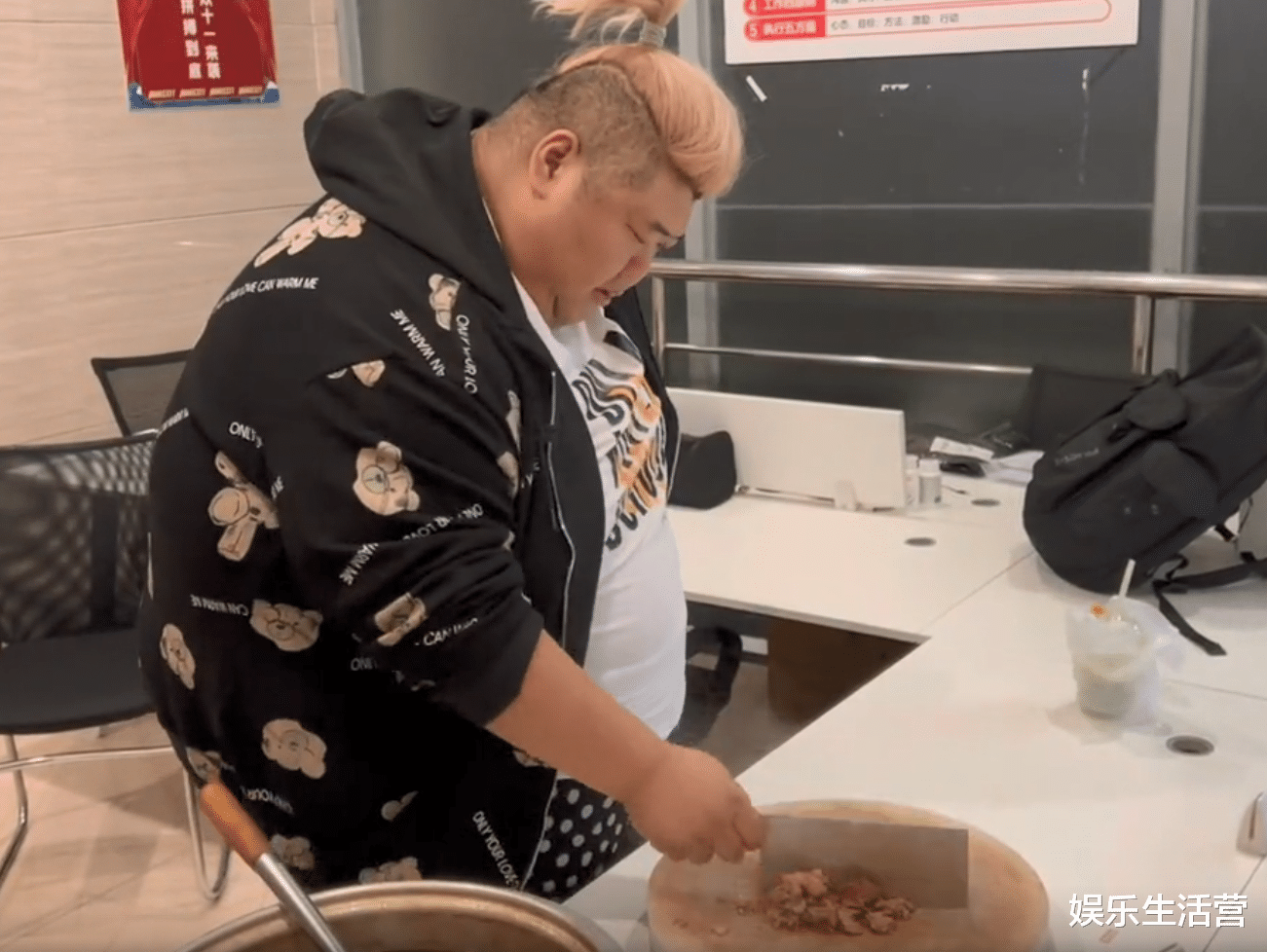 胖猴仔减肥不能吃肉，蓬头垢面，宣泄情绪，网友笑称：狮王谢逊？