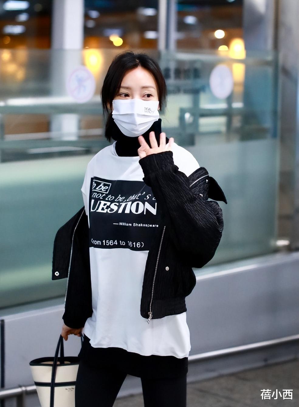 柳岩|“柳岩”怎么不走性感风了？机场穿黑白配休闲装，素颜也很显年轻
