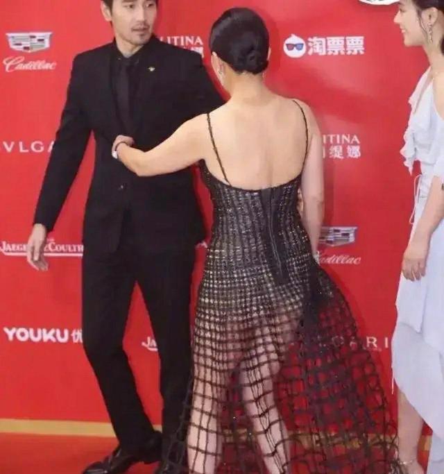 赵又廷|巩俐对赵又廷说:“等会有一个跟我同年同月的女星来跟你合影!”