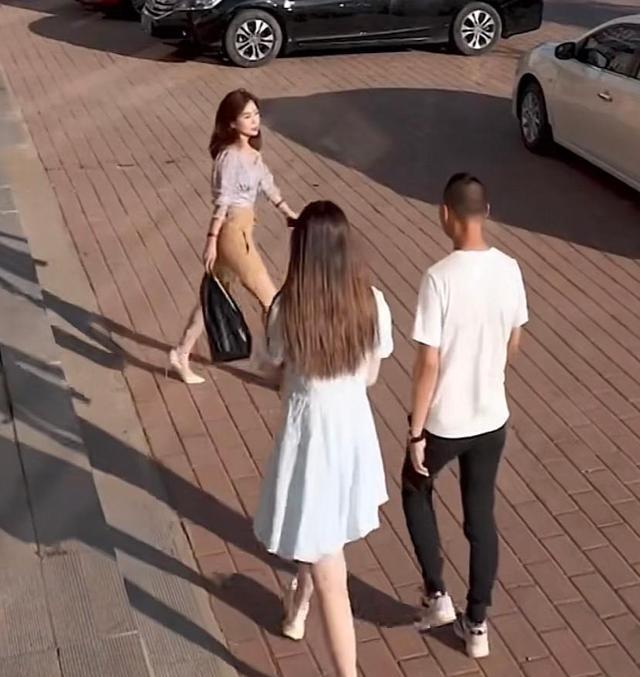 吃着碗里看着锅里?女子大方在情侣面前走过,男子看一眼被女友揍