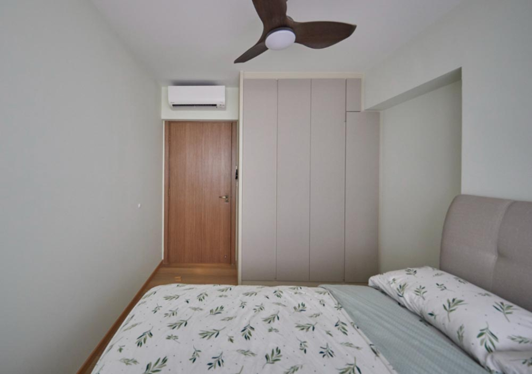 110㎡房子，入户就有个储物间，沙发不靠墙，后方刚好办公喝茶